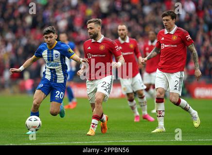 Julio Enciso de Brighton et Hove Albion (à gauche) et Luke Shaw de Manchester United se battent pour le ballon lors du match de demi-finale de la coupe Emirates FA au stade Wembley, Londres. Date de la photo: Dimanche 23 avril 2023. Banque D'Images