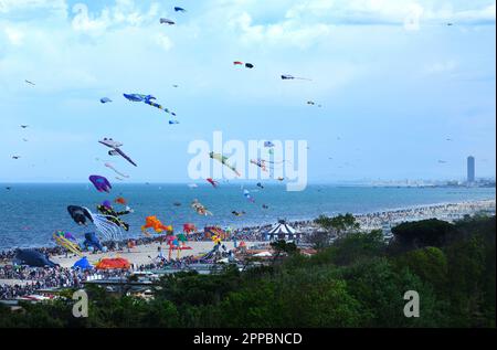 Chaque année, en avril, à Pinarella di Cervia, dans la province de Ravenne, en Italie, se tient le festival international du cerf-volant. Banque D'Images