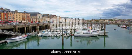 Port de Dieppe, Normandie, France. Panorama grand angle Banque D'Images