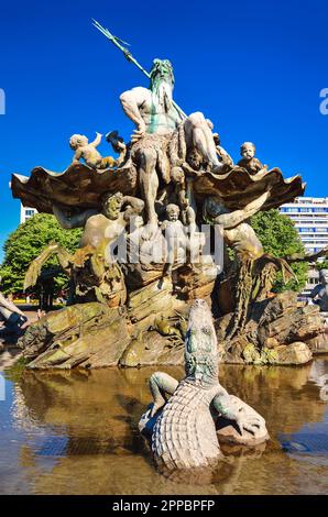 Berlin, Allemagne - 3 mai 2014 : fontaine Neptune à Berlin, Allemagne. Partie de la fontaine présentant la sculpture de dieu Neptun au centre et le crocodile dedans Banque D'Images