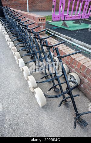 Ligne de chariots à sacs de golf à Stoke by Nayland Golf Resort Banque D'Images