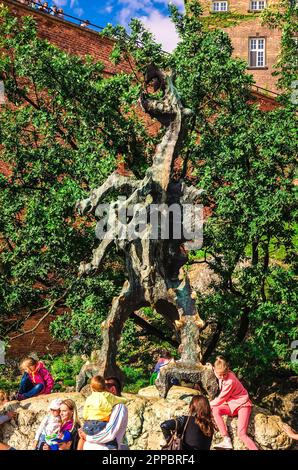 Cracovie, Pologne - 16 août 2014 : touristes visitant la statue du Dragon de Wawel (Smok Wawelski). Le monument est un symbole célèbre du folklore polonais, Banque D'Images