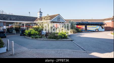L'emtance principale pointe vers le Stoke by Nayland Hotel Golf Resort and Spa. Banque D'Images