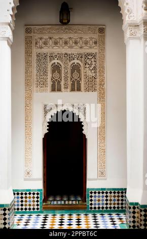 Détail intérieur de la madrasa II, marrakech - maroc Banque D'Images