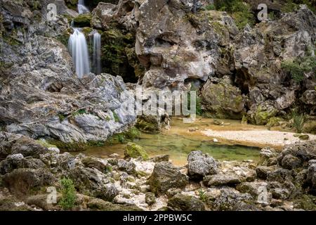 Paysage pittoresque avec cascade entre les rochers sur la rivière Borosa à Jaen, Andalousie Banque D'Images