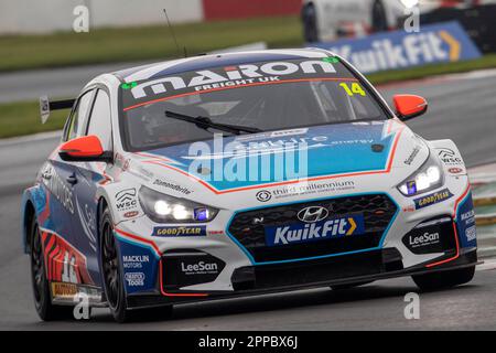 Donington Park, Castle Donington, Leicestershire, Royaume-Uni. 23rd avril 2023 ; 23rd avril 2023 ; Donington Park, Castle Donington, Leicestershire, Angleterre: Kwik Fit British Touring car Championship; Ronan Pearson dans son Bristol Street Motors avec ExcelR8 Hyundai i30N crédit: Action plus Sports Images/Alamy Live News Banque D'Images