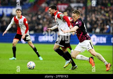 ROTTERDAM - Orkun Kokcu de Feyenoord, Jens Toornstra du FC Utrecht lors du match de première ligue néerlandais entre Feyenoord et le FC Utrecht à Feyenoord Stadion de Kuip on 23 avril 2023 à Rotterdam, pays-Bas. ANP OLAF KRAAK Banque D'Images