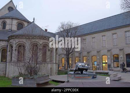 Une exposition Citroën 2CV pour une exposition spéciale Permis de Conduire, autorisation de conduire à l'extérieur du Musée des Arts et métiers, Paris, France, janvier 2023 Banque D'Images