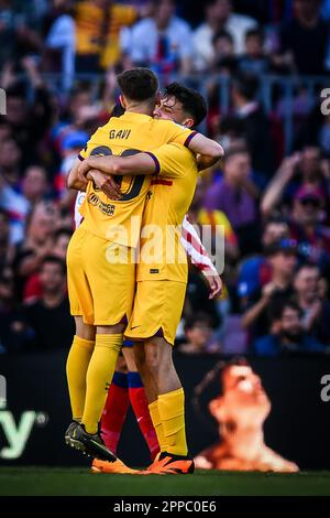 Bercelona, Espagne. 23rd avril 2023. Pedri (FC Barcelone) et Gavi (FC Barcelone) lors d'un match de la Liga Santander entre le FC Barcelone et l'Atletico de Madrid au camp Spotify Nou, à Barcelone, Espagne sur 23 avril 2023. (Photo/Felipe Mondino) crédit: Agence de photo indépendante/Alamy Live News Banque D'Images