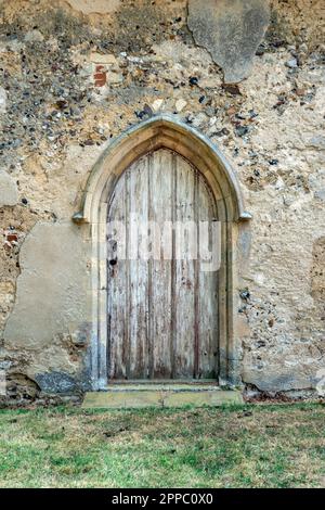 Petite porte en bois à l'église de St Andrew et St Eustachius, Hoo, Suffolk Banque D'Images