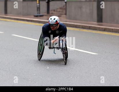 Londres, Royaume-Uni, 23rd avril 2023. Daniel Romanchuk, passant par Cabot Square, sur son chemin pour terminer 4th, la course en fauteuil roulant d'élite des hommes (T53/54), en un temps de 01:30:18. Crédit : John Gaffen/Alamy Live News. Banque D'Images