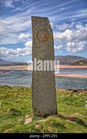 La pierre de Keoldale à Durness. Une pierre sur pied au point de vue, surplombant le Kyle de Durness avec des inscriptions celtiques. Banque D'Images