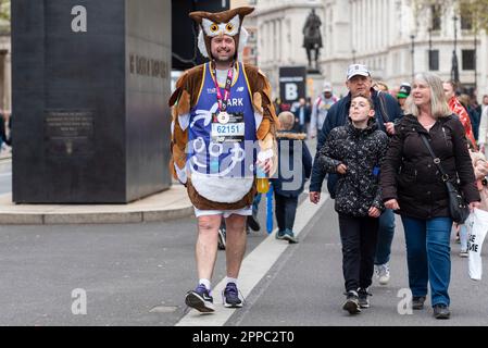 Whitehall, Westminster, Londres, Royaume-Uni. 23rd avril 2023. Environ 45 000 personnes ont participé au Marathon de Londres 2023 du TCS, dont les meilleurs athlètes d’élite et de fauteuil roulant au monde. La masse de coureurs de club et d'amusement a suivi, avec beaucoup de collecte de grandes sommes pour la charité et souvent courir dans une robe de fantaisie et visant à Guinness World Records pour la classe. Les coureurs ont rencontré leurs familles et leurs supporters autour de Whitehall avant de rentrer chez eux. Marquer debout en costume de chouette après la course Banque D'Images