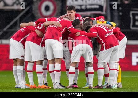 Alkmaar, pays-Bas. 23rd avril 2023. ALKMAAR, PAYS-BAS - AVRIL 23 : gardien de but Mathew Ryan d'AZ, Milos Kerkez d'AZ, Pantelis Hatzidiakos d'AZ, Sam Beukema d'AZ, Yukinari Sugawara d'AZ, Jordy Clasie d'AZ, Sven Mijnans d'AZ, Tijjani Reijnders d'AZ, Myron van Brederode d'AZ, Mayckel Lahdo d'AZ lors d'un caucus lors du match Eredivisie entre AZ et RKC Waalwijk à l'AFAS Stadion on 23 avril 2023 à Alkmaar, pays-Bas (photo de Patrick Goosen/Orange Pictures) Credit: Orange pics BV/Alay Live News Banque D'Images