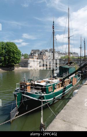 Vue sur un vieux voilier vert sur la seine près du Pont neuf à Paris. Banque D'Images