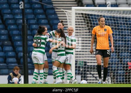 Glasgow, Royaume-Uni. 23rd avril 2023. Dans la demi-finale de la coupe écossaise féminine entre Glasgow City et le Celtic, joué à Hampden Park, Glasgow, Écosse, Royaume-Uni, Celtic gagné par 0 - 1, avec le but marqué par NATASHA FLINT, numéro celtique 26, en 19 minutes. Le Celtic va maintenant jouer les Rangers en finale le 28 mai 2023 à Hampden Park, Glasgow, Écosse. Les joueurs celtiques célèbrent avec Natasha Flint après qu'elle a marqué le but. Flint, au milieu à l'arrière. Crédit : Findlay/Alay Live News Banque D'Images