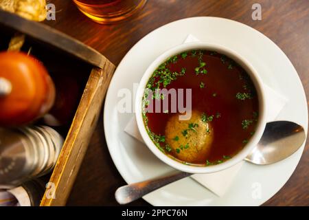 Soupe de bœuf avec boulettes de foie servies sur table Banque D'Images