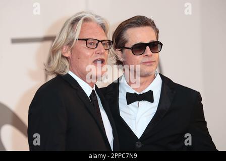 VENISE, ITALIE - SEPTEMBRE 08 : Andrew Dominik et Brad Pitt assistent au tapis rouge « Blond » au Festival du film de Venise 79th sur 08 septembre 2022 Banque D'Images