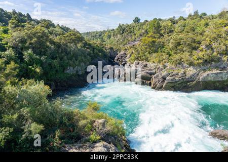 L'eau blanche dans la rivière traverse le ravin couvert de brousse à Aratiatia, Taupo, Nouvelle-Zélande. Banque D'Images