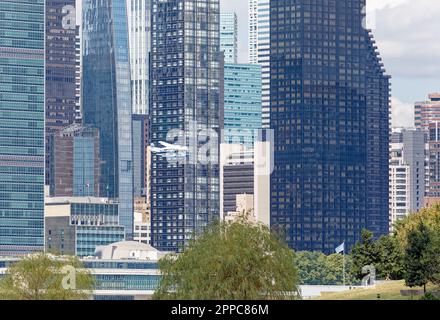 Le Cessna 208B de Tropic Oceans Airways part de la base d'hydravions de NY Skyports, East River. Contexte : 50 United Nations Plaza et Trump World Tower. Banque D'Images