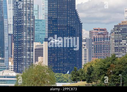 Le Cessna 208B de Tropic Oceans Airways part de la base d'hydravions de NY Skyports, East River. Contexte : 50 United Nations Plaza et Trump World Tower. Banque D'Images