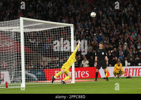 Londres, Royaume-Uni. 23rd avril 2023. Solly March of Brighton & Hove Albion a fait une amende au bar lors du match de demi-finale de la FA Cup entre Brighton et Hove Albion et Manchester United au stade Wembley, Londres, Angleterre, le 23 avril 2023. Photo de Ken Sparks. Utilisation éditoriale uniquement, licence requise pour une utilisation commerciale. Aucune utilisation dans les Paris, les jeux ou les publications d'un seul club/ligue/joueur. Crédit : UK Sports pics Ltd/Alay Live News Banque D'Images