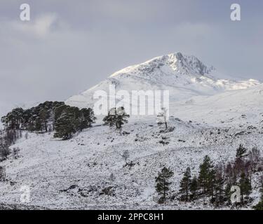 Sgurr na Lapaich recouvert de neige en hiver. Glen Affric, Highland, Écosse Banque D'Images