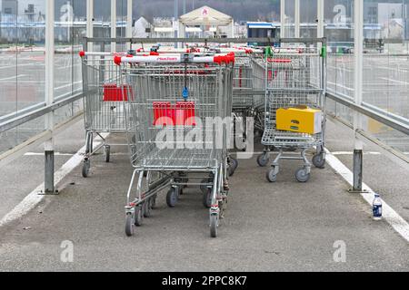 Rumia, Pologne - 16 avril 2023 : chariots commerciaux à deux pas de l'hypermarché d'Auchan Banque D'Images