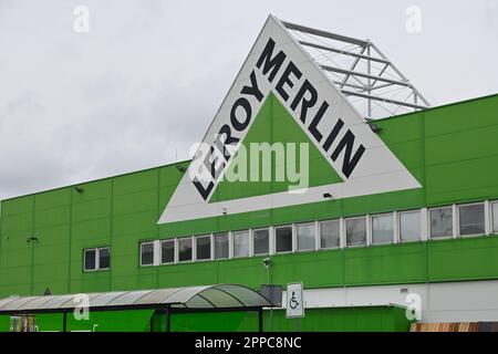 Rumia, Pologne - 16 avril 2023 : logo Leroy Merlin sur la façade du magasin. Leroy Merlin est une chaîne française d'hypermarchés dans le secteur de la construction Banque D'Images