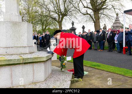 Warrington Soldiers' Corner, Cheshire, Royaume-Uni. Dimanche 23 avril 2023 - Warrington Soldiers' Corner, Cheshire, Angleterre - l'anniversaire de la Journée de l'ANZAC (corps de l'armée australienne et néo-zélandaise) a été commémoré sous la pluie au coin des soldats du cimetière de Warrington, où le maire de Warrington, Cllr Jean Flaherty, s'est adressé à la foule et a déposé une couronne sur la croix du mémorial. Des membres du Queen's Lancashire Regiment, des Cadets de la mer de Warrington et de nombreux anciens combattants étaient présents. Crédit : John Hopkins/Alay Live News Banque D'Images