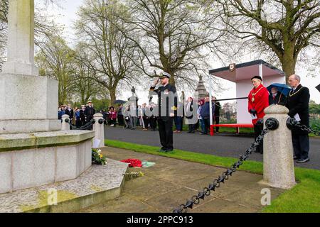 Warrington Soldiers' Corner, Cheshire, Royaume-Uni. Dimanche 23 avril 2023 - Warrington Soldiers' Corner, Cheshire, Angleterre - l'anniversaire de la Journée de l'ANZAC (corps de l'armée australienne et néo-zélandaise) a été commémoré sous la pluie au coin des soldats du cimetière de Warrington, où le maire de Warrington, Cllr Jean Flaherty, s'est adressé à la foule et a déposé une couronne sur la croix du mémorial. Des membres du Queen's Lancashire Regiment, des Cadets de la mer de Warrington et de nombreux anciens combattants étaient présents. Crédit : John Hopkins/Alay Live News Banque D'Images