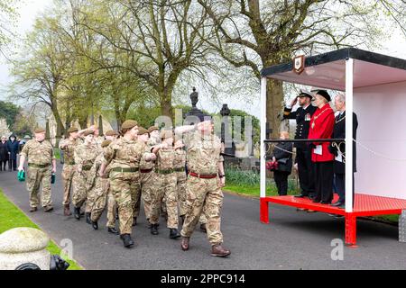 Warrington Soldiers' Corner, Cheshire, Royaume-Uni. Dimanche 23 avril 2023 - Warrington Soldiers' Corner, Cheshire, Angleterre - l'anniversaire de la Journée de l'ANZAC (corps de l'armée australienne et néo-zélandaise) a été commémoré sous la pluie au coin des soldats du cimetière de Warrington, où le maire de Warrington, Cllr Jean Flaherty, s'est adressé à la foule et a déposé une couronne sur la croix du mémorial. Des membres du Queen's Lancashire Regiment, des Cadets de la mer de Warrington et de nombreux anciens combattants étaient présents. Crédit : John Hopkins/Alay Live News Banque D'Images