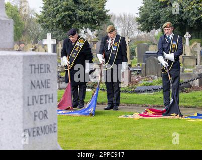 Warrington Soldiers' Corner, Cheshire, Royaume-Uni. Dimanche 23 avril 2023 - Warrington Soldiers' Corner, Cheshire, Angleterre - l'anniversaire de la Journée de l'ANZAC (corps de l'armée australienne et néo-zélandaise) a été commémoré sous la pluie au coin des soldats du cimetière de Warrington, où le maire de Warrington, Cllr Jean Flaherty, s'est adressé à la foule et a déposé une couronne sur la croix du mémorial. Des membres du Queen's Lancashire Regiment, des Cadets de la mer de Warrington et de nombreux anciens combattants étaient présents. Crédit : John Hopkins/Alay Live News Banque D'Images