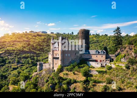 Le château de Katz et le Rhin romantique en été au coucher du soleil, en Allemagne. Le château de Katz ou Burg Katz est une ruine de château au-dessus de la rue Ville de Goarshausen en Rhénanie-Pal Banque D'Images