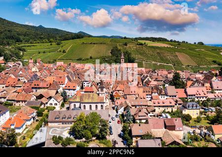 Vue sur le village de Riquewihr et les vignobles de la route des vins alsaciens, France. Les plus beaux villages de France, Riquewihr en Alsace, célèbre 'vigne rote'. Co Banque D'Images