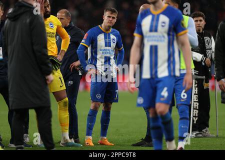 Londres, Royaume-Uni. 23rd avril 2023. Solly March (B&HA) déjection alors que Man Utd remporte le tir de pénalité lors de la demi-finale de la coupe Emirates FA Brighton & Hove Albion v Manchester United au stade Wembley, Londres, Royaume-Uni, le 23rd avril 2023. Crédit : Paul Marriott/Alay Live News Banque D'Images