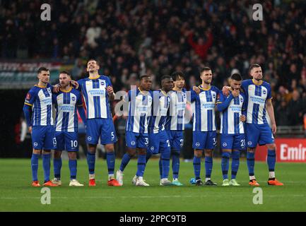 Londres, Royaume-Uni. 23rd avril 2023. Brighton agony après Solly March (B&HA) a raté un coup de pied de pénalité lors de la demi-finale de l'Emirates FA Cup Brighton & Hove Albion v Manchester United au stade Wembley, Londres, Royaume-Uni, le 23rd avril 2023. Crédit : Paul Marriott/Alay Live News Banque D'Images