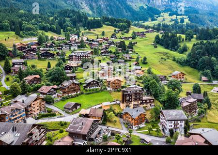 Paysage urbain du village de Wengen au bord de la vallée de Lauterbrunnen. Maisons traditionnelles locales dans le village de Wengen dans le quartier Interlaken de Berne Banque D'Images