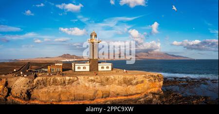 Phare de Punta de Jandia d'en haut, mer bleue aérienne, Fuerteventura, île des Canaries, Espagne. Phare de Punta Jandia (Faro de Punta Jandia). Fuerteven Banque D'Images