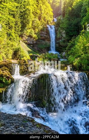 Cascades de Giessbach dans l'Oberland bernois, Suisse. La chute d'eau de Giessbach s'écoule vers le lac de Brienz à Interlaken en Suisse. Chutes Giessbach sur le lac Banque D'Images