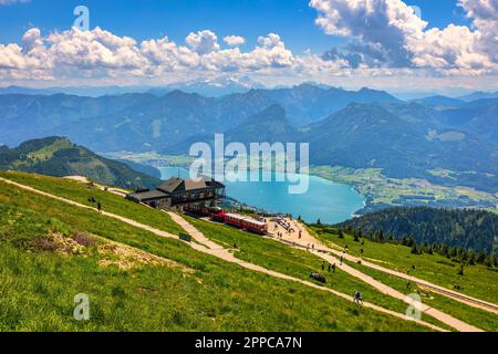 Schafberges aufgenommen, paysage de montagne à Salzkammergut, haute-Autriche. Vue du pic de Schafberg à Mondsee, Autriche. Himmelspforte Schafberg in Banque D'Images