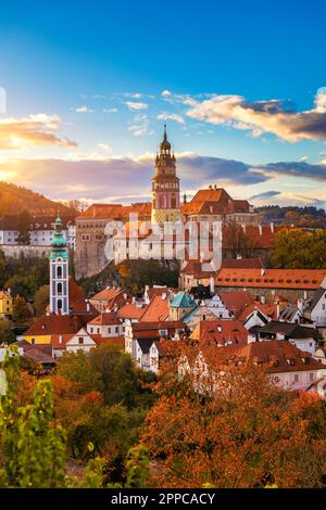 Vue sur le centre historique de la ville de Cesky Krumlov sur la rive de Vltava le jour de l'automne, surplombant le château médiéval, République tchèque. Vue sur la vieille ville du ces Banque D'Images