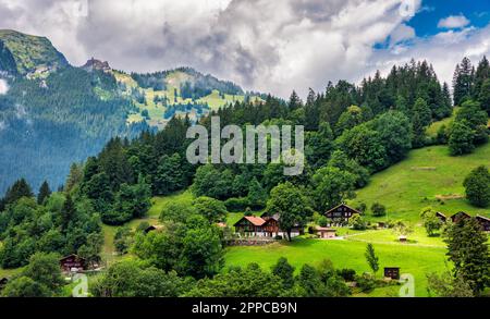 Paysage urbain du village de Wengen au bord de la vallée de Lauterbrunnen. Maisons traditionnelles locales dans le village de Wengen dans le quartier Interlaken de Berne Banque D'Images