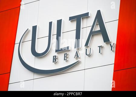 New York, NY - 15 avril 2023 : Ulta Beauté NYC boutique logo fermer Banque D'Images