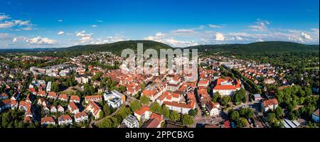 Vieille ville d'Ettlingen en Allemagne avec rivière Alb. Vue sur un quartier central d'Ettlingen, en Allemagne, avec la rivière Alb. Ettlingen, Bade-Wurtemberg, Germa Banque D'Images