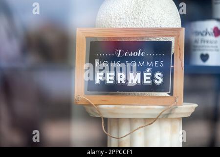 Inscrivez-vous dans une boutique en français « solé, nous sommes fermés » signifiant en anglais « bien, nous sommes fermés ». Banque D'Images
