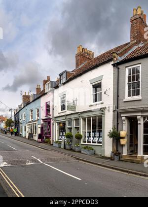 MALTON, NORTH YORKSHIRE, ROYAUME-UNI - 22 AVRIL 2023. Vue sur la rue des petits magasins indépendants et des magasins de la ville marchande du North Yorkshire, Malton, Royaume-Uni Banque D'Images