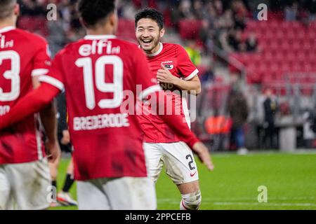 Alkmaar, pays-Bas. 23rd avril 2023. ALKMAAR, PAYS-BAS - AVRIL 23 : Yukinari Sugawara d'AZ célèbre le deuxième but du match Eredivisie entre AZ et RKC Waalwijk au Stadion de l'AFAS sur 23 avril 2023 à Alkmaar, pays-Bas (photo de Patrick Goosen/Orange Pictures) crédit : Orange pics BV/Alay Live News Banque D'Images