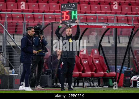Alkmaar, pays-Bas. 23rd avril 2023. ALKMAAR, PAYS-BAS - AVRIL 23: Quatrième Timmer officiel de Luuk pendant le match Eredivisie entre AZ et RKC Waalwijk au Stadion de l'AFAS sur 23 avril 2023 à Alkmaar, pays-Bas (photo de Patrick Goosen/Orange Pictures) crédit: Orange pics BV/Alay Live News Banque D'Images