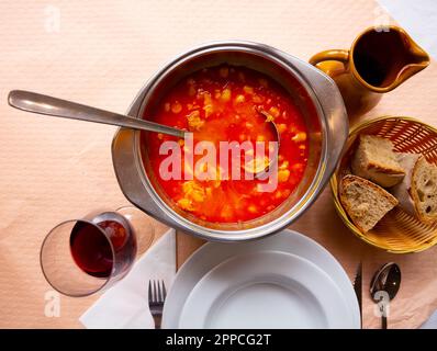 Soupe rouge espagnole pois chiches cuits, poivre et tripe de bœuf Banque D'Images